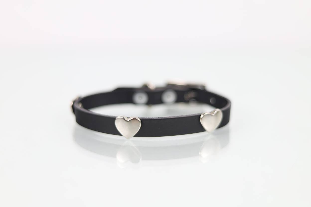 Collar con Aplicación Metálica Corazón para Perro de Piel, 1cm de ancho