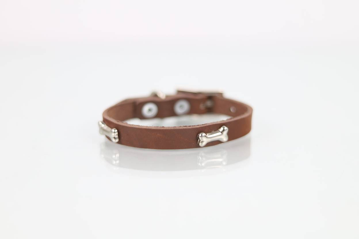 Collar con Aplicación Metálica Hueso para Perro de Piel, 1cm de ancho